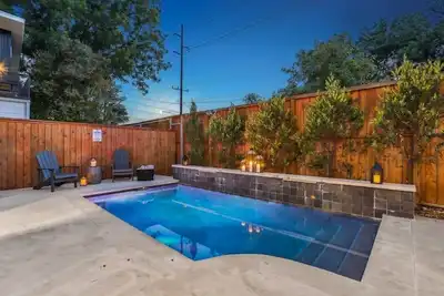 Image de Luxe East Austin Home | Pool, Grill & Rooftop Deck
