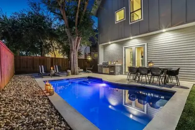 Image de Luxe 5br East Austin Home | Private Pool & Balcony
