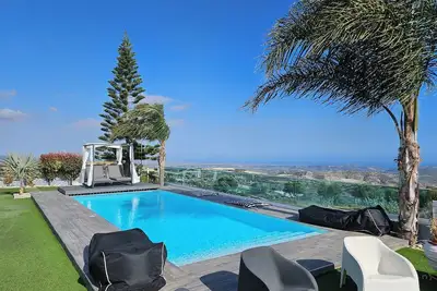 Image de 5br Lux Villa - Sleeps 13 - Saltwater Pool - Outdoor Bar - Fireplace - Lefkara