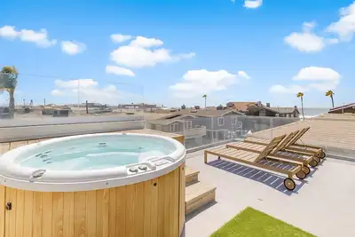 Image de 3br Newport Luxury, Rooftop Deck, HotTub & Parking