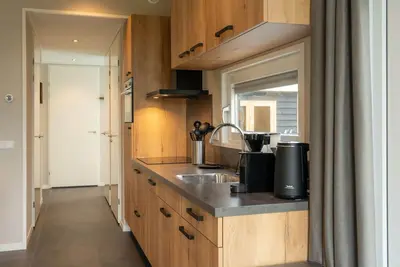 Image de Maison de luxe entourée d'eau et de