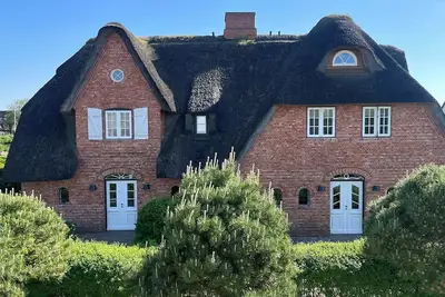 Image de In this stylish half of the house under thatch, the maritime color concept was applied to the