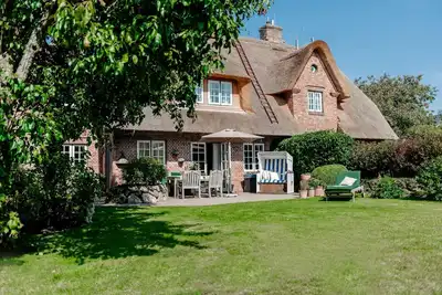 Image de \"Emily's Garden\" is an enchanting house under thatch near the Wadden Sea.