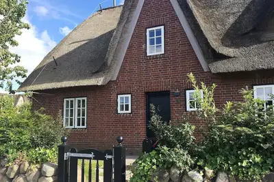 Image de This exclusive end-unit house under thatch combines modern style with fries