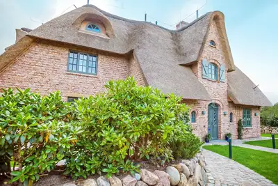 Image de Beautiful semi-detached house under thatch with single house character! High quality