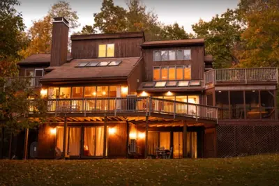 Image de Phoenicia Retreat: Massive Private Entertaining Home with Fireplace & Pond
