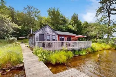Image de Cabin on the Lake • Deck, Dock & Woods