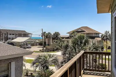 Image de Peaceful location across from the beach. Sleeps 10. A laid-back escape for beach-loving families.
