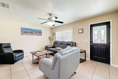 Image de Screened Patio |  Fenced Yard | Walk to St. Joseph's Hospital