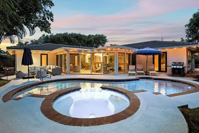 Image de Pool/Spa & Walk to the Beach Ping Pong Billiards