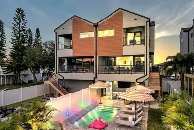 Image de New 4 Bed 3 Bath, Heated Salt Pool, Walk2Beach, 2 75\" Tv, Pool Table, Elevator, Private Oasis