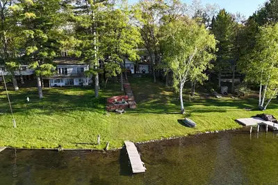Image de New! Seven Oaks at Bass Lake - Beautiful Lakefront Getaway with Dock and Canoe!
