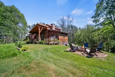 Image de Buddys Cabin - Cozy Contemporary Cabin in The Lodges at Eagles Nest