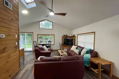 Image de Waterfront cottage. Legacy farm Retreat.