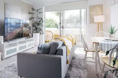 Image de Coastal getaway, Tropical palms Dee Why
