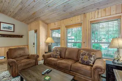 Image de Family-Friendly Fun at Oregon Loop  Getaway– Sleeps 9 + Hot Tub + Bikes + Pet-Fr