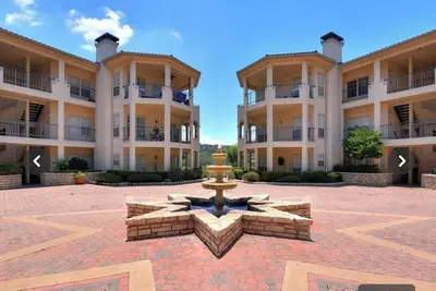 Image de Cozy 2-bedroom condo sitting on Lake Travis in peaceful Lago Vista.