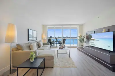 Image de Bright & Spacious Condo with Water Views Near the Beach