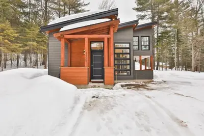 Image de Unique and Zen open concept house with mezannine, high ceilings near ski resorts