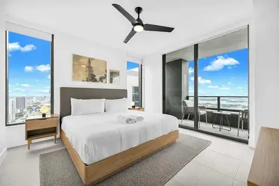 Image de Panoramic Water Views 40th Floor Modern Condo