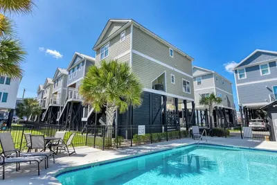 Image de Renovated pet friendly 3 bedroom, 2. 5 bath house across the street from ocean