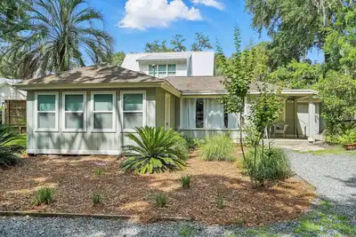 Image de St Simons 3br Cottage inside Pier Village • Parking, No Stairs, Walk to Beach