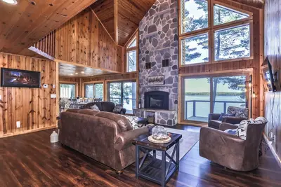 Image de New! Gorgeous 8 bedroom home on Laura Lake!