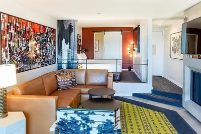 Image de 2 Units, Relaxing King Suite with Beautiful City Views from Private Balcony in L