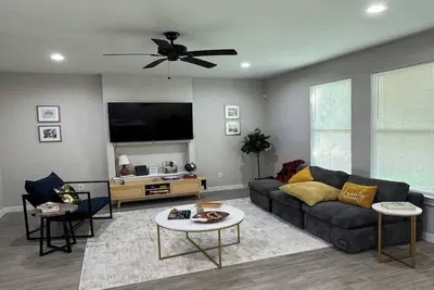 Image de Perry Ave Penthouse, 5 Mins to Dwtn, WiFi, Grill, Family Games Professionally Ma