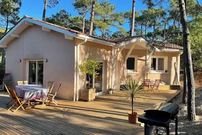 Image de Villa à l'ombre des pins à 5 mn de la plage.