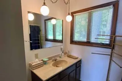 Image de Sandy Lake Retreat Charming 2-bedroom cabin with WiFi, Ac steps from the lake!