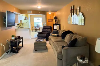 Image de Classic ground level condo with kitchen, community pool, and spa