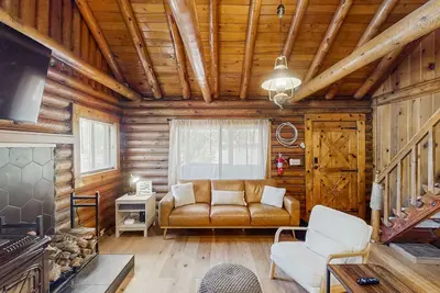 Image de Woodsy Cabin Retreat in the Pines w/ Loft, wood stove, A/C, & fire pit