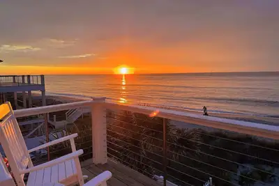 Image de Oceanfront, steps to ocean, Game room, Elevator