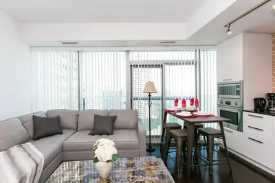 Image de Bright 2 Br Condo - Jays, Mtcc, Cn Tower