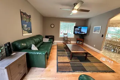Image de Beautiful 3 Bedroom, 2 Bath, Large private lot that backs onto Hummingbird Creek