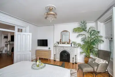 Image de Luxury Downtown 2 bd w/Backyard, grill