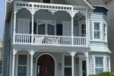 Image de Ocean Grove charming 3-bedroom house with WiFi, Ac one block from the beach