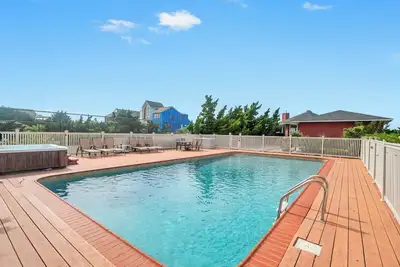 Image de Bayfront home with private path across the street to ocean, pool and hot. . .