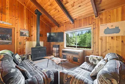 Image de Rustic Log Cabin | Pet-Friendly, Walk to Lake, Sleeps 6