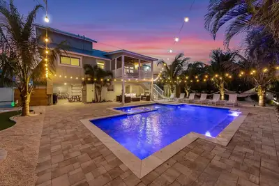 Image de Oasis! 2min walk to Gulf, 3 Kings/Twin Bunk, Salt Pool/Spa, Golf, 6 Bikes, 2 Hammocks