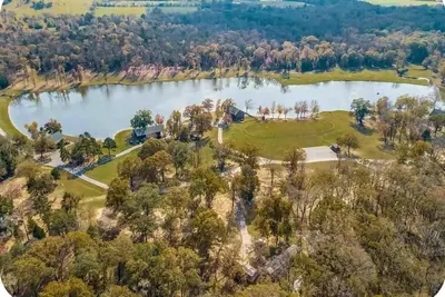 Image de Premier country house with top amenities in Ben Wheeler near Canton Trade Days