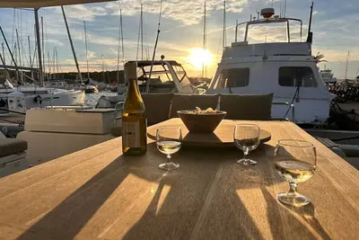 Image de Eden Catamaran moderne 2 à 8 pers. à quai au port