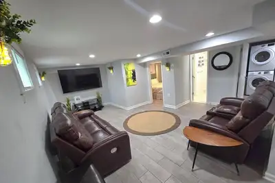 Image de Luxurious, spacious, private access suite in Md, near Dc, and Va's attractions.