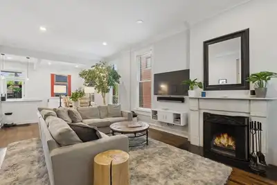 Image de Modern updates meet classic Lincoln Park space in this dog-friendly retreat!