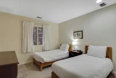 Image de Tranquil 2-bedroom condo in Harbor Springs Michigan with WiFi, Ac