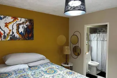 Image de Enjoy this central, stylish 1 bedroom apt. with Ac, wi-fi, security, and more!
