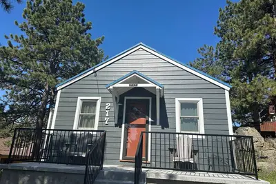 Image de Conifer Cottage - steps to downtown!