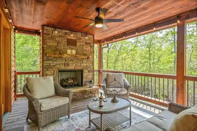 Image de Secluded 4-Br cabin Sleeps 10, Hot Tub, Pool Table, in enchanting Mineral Bluff