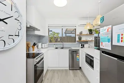 Image de Coastal convenience - 2 min walk to shops & cafes